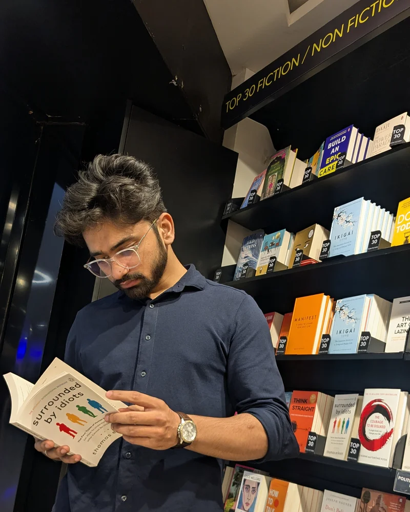 Aalishan reading in a bookstore